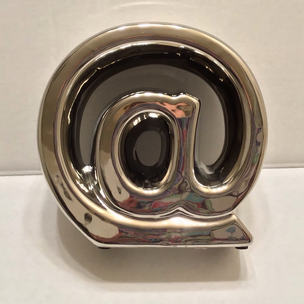 Social Media @ Symbol Desk Silver Decor